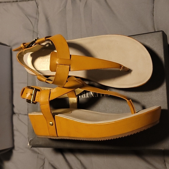 Ellen Tracy Tan Sandals 8.5 - Picture 2 of 2